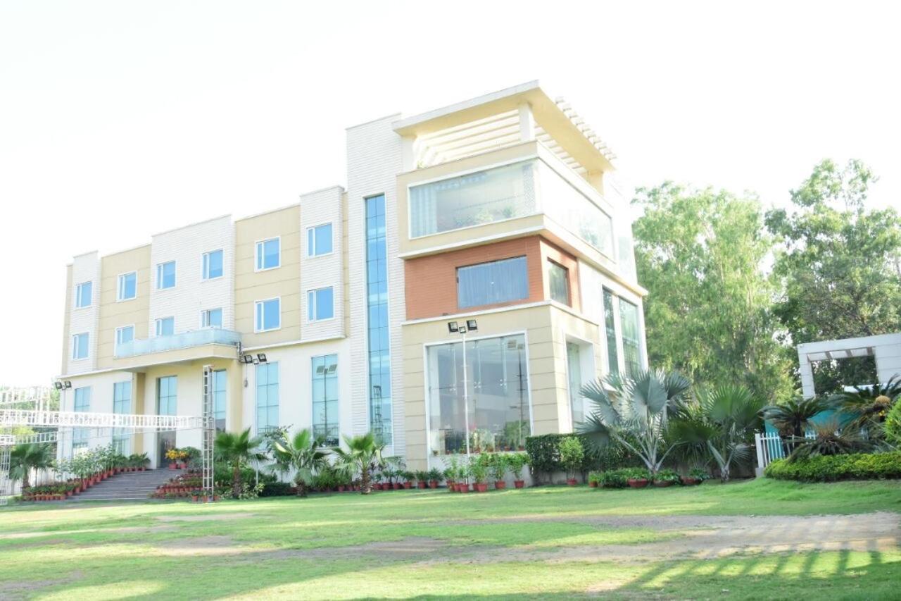 Hotel Pacific Roorkee Екстер'єр фото